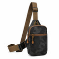 Umhängetasche 18 x 7 x 30 cm aus Polyester Schwarz Braun mit Tarnmuster und verstellbarem Schultergurt